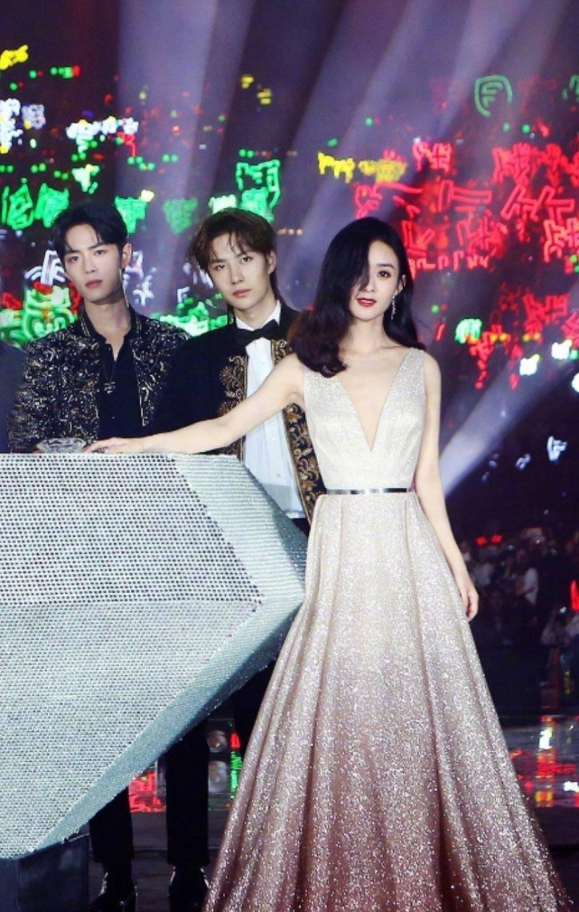 肖战赵丽颖3年前同框《快本》,神情同步有默契像双胞胎_腾讯新闻