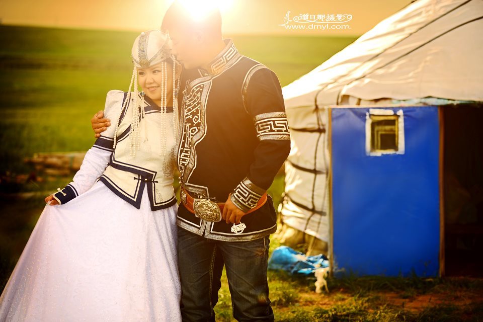 这些蒙古情侣秀恩爱美翻了