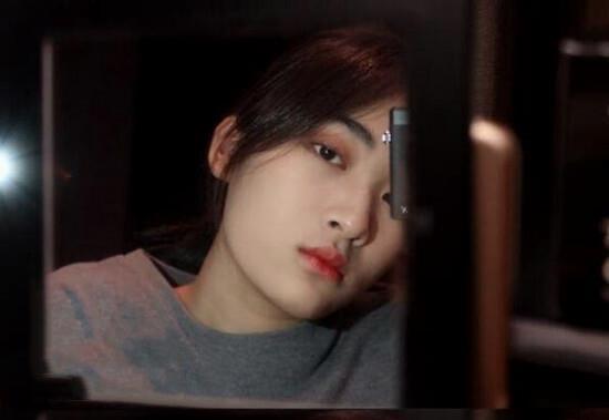 景岗山16岁女儿曝光浓妆出镜五官像爹戴4个耳钉被指过于早熟