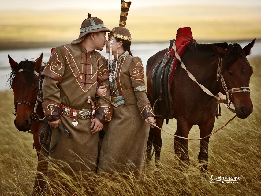 这些蒙古情侣秀恩爱美翻了