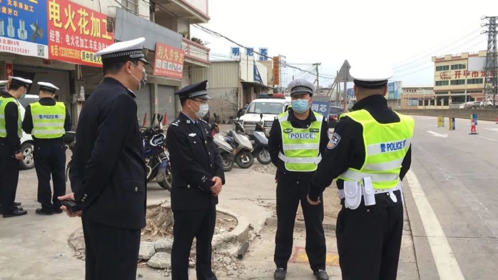 期间,开平市公安局副局长关伟康,开平交警大队大队长黄小勇等领导深入