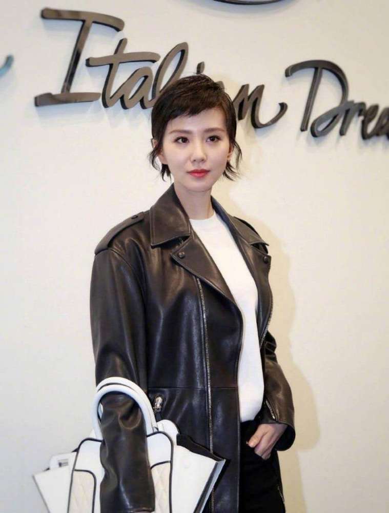 女明星皮衣造型,baby甜美唐嫣御姐刘亦菲最仙,赵丽颖却被吐槽土