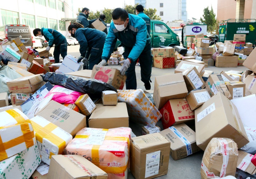 连云港邮政快递包裹积压02工作人员加班加点全力分拣快递