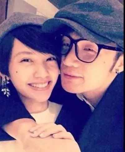 他们两个人的爱情,就像是李荣浩给莫文蔚写的一首歌:慢慢喜欢你,慢慢