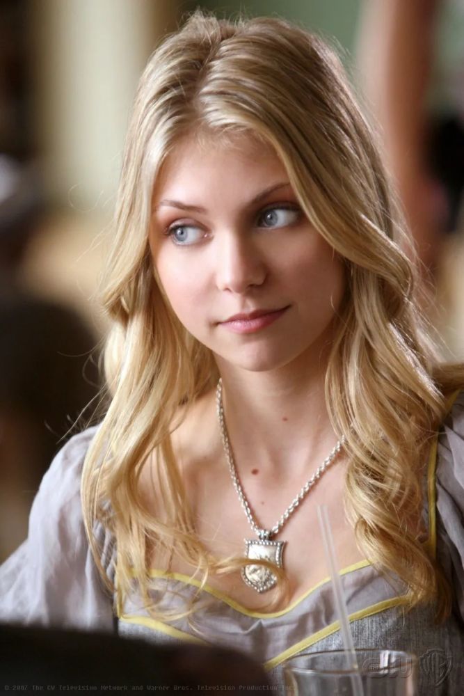jenny humphrey - taylor momsenserena笑容灿烂苗条挺拔,是一种充满