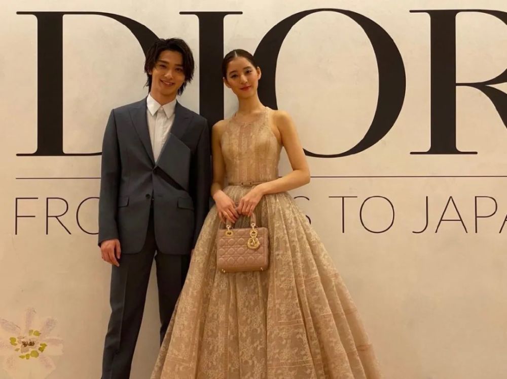 新木优子这套秀场look也是