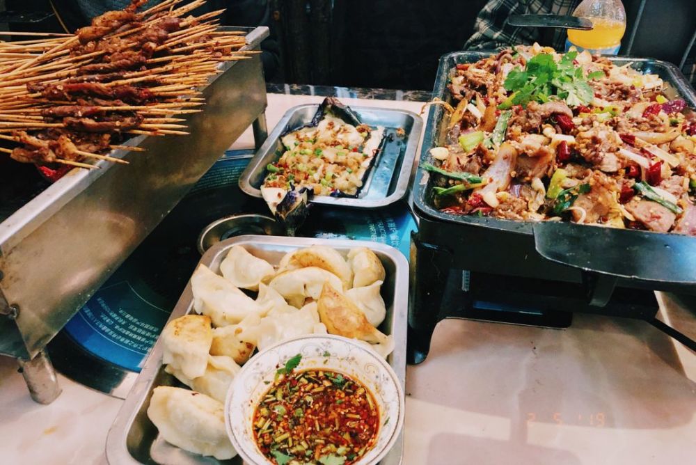 那我一定要左手一把小肉串, 右手握着小啤酒, 从远大美食城逛吃到