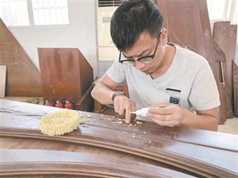 3,板凳师傅板凳师傅的真名其实叫做汪伟,尽管我们在视频中看着他像一