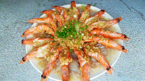 将泡软的粉丝稍微切短一点,平铺在碟子底,虾子洗净摆盘.