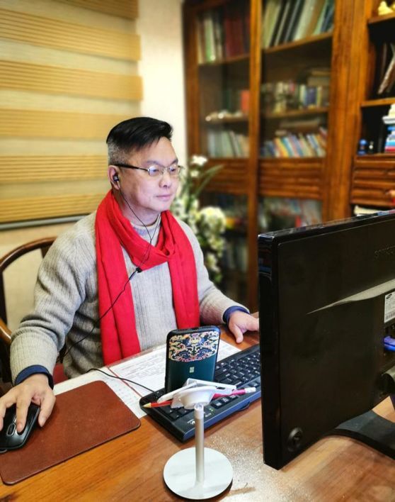 此时软件工程系的陈科老师,正佩戴耳机给学生们上课,乍一看是不是像极