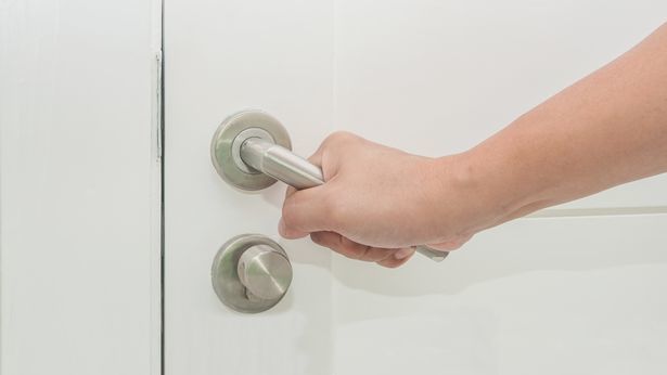 得知妻子见了来自意大利的中国人,立陶宛男子立马将她锁浴室隔离