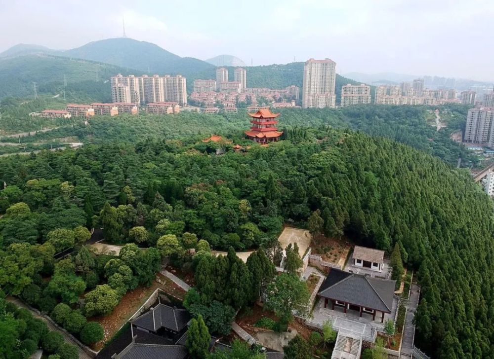 在荊門市西郊,原名蒙山,因象山先生陸九淵曾在此講學而得名.