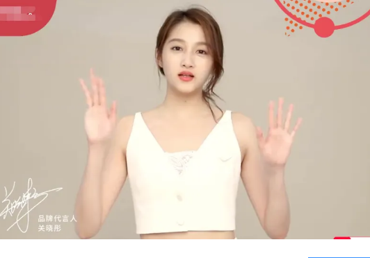 关晓彤的内衣广告又来了穿v领都嫌太露特意这样穿效果惊人