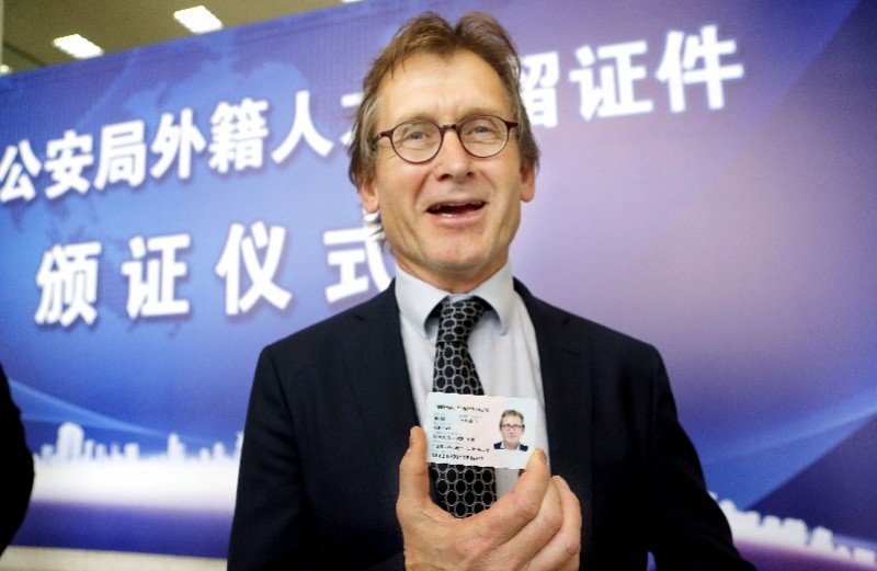 陆媒追问外国人永居条例：如何避免骗取中国绿卡？(图)
