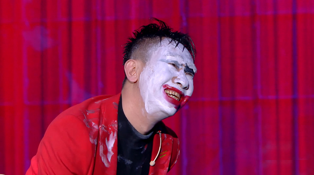 不知道,白凯南,自己能否认识到这点,反正他的囧脸,越来越囧了,写满了