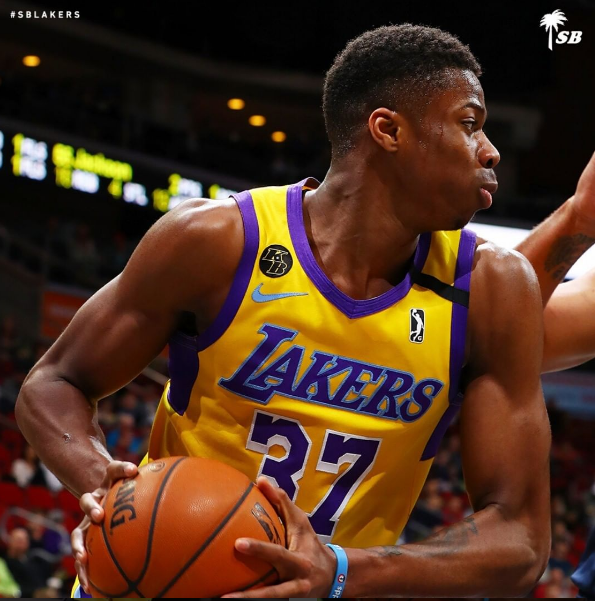 阿德托昆博家族有五兄弟,老大弗朗西斯是足球运动员,老二萨纳西斯