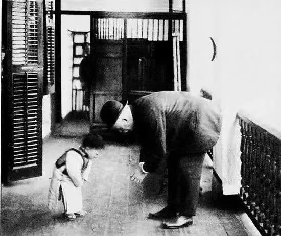 一新冠肺炎小患者治愈出院,向医护人员鞠躬致谢,医护人员同样鞠躬回礼