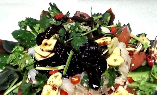 最近很火的一道凉拌菜凉拌全家福清爽解腻做法超简单