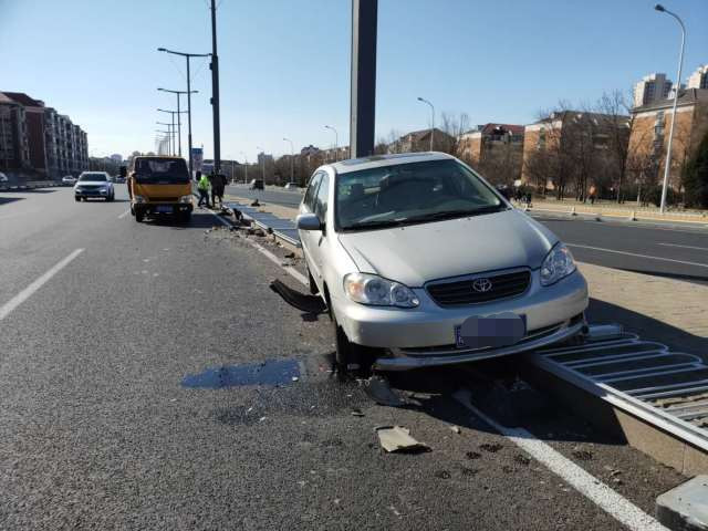 快速路又一起!天津一轿车行驶中失控冲入隔离带