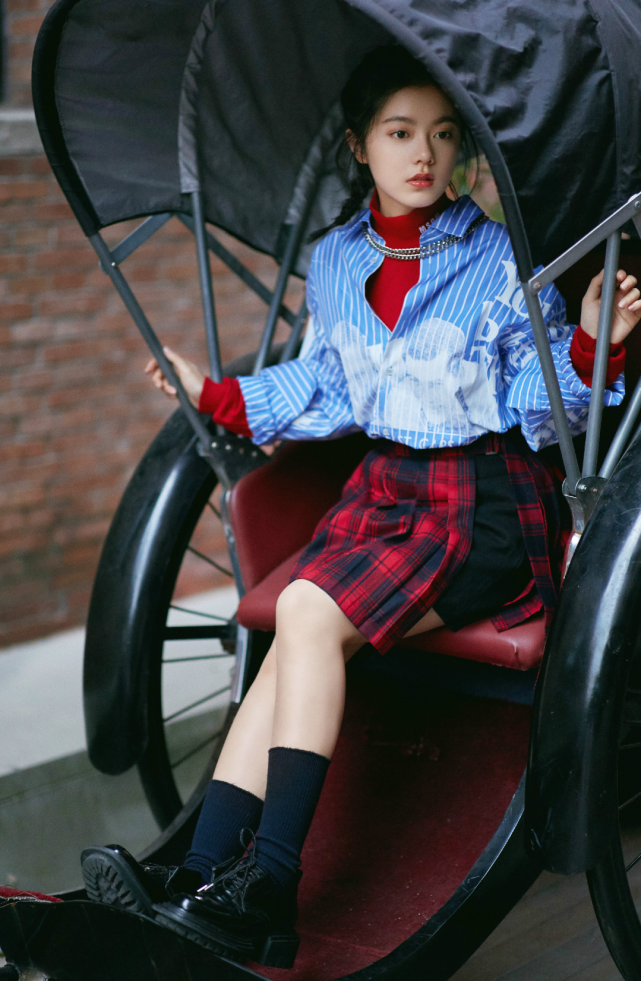 还是挺大胆的,比如说在这个造型当中,赵今麦穿上了一款红色格纹的短裙