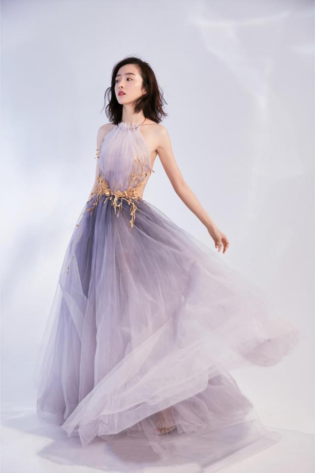 胡冰卿为红也是拼了穿花瓣裙大秀冰肌肩娇柔可人太有韵味