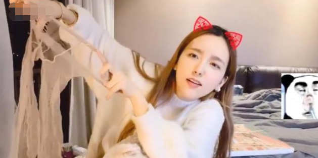 rita直播整活晒出自己的破丝袜看到破洞地方后粉丝不淡定了