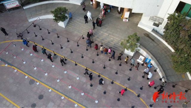 济南市民清晨"蛇形"排队进院就诊