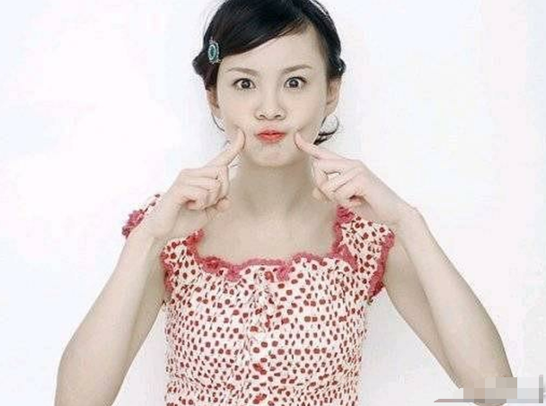 郑爽早年旧照曝光,对着镜头搞怪做鬼脸,精灵古怪真的又甜又美