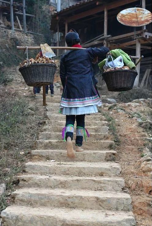 岜沙小男孩髮型獨特晚飯蹲著吃侗家人古法造樓精美繡花鞋肇興人給我