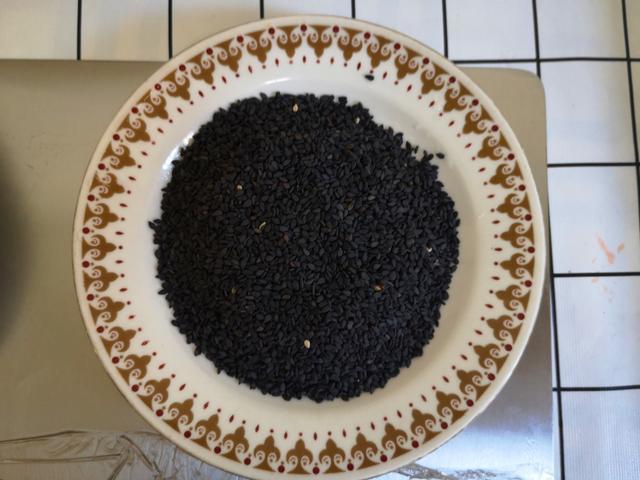 黑芝麻挑干净,淘洗几遍备用,喜欢炒熟的,可以炒一下,我喜欢用生芝麻