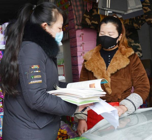 停课不停学林芝市动员教师上门给学生送教材