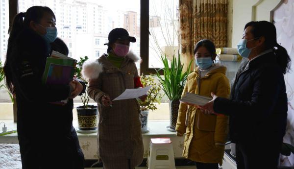 停课不停学林芝市动员教师上门给学生送教材