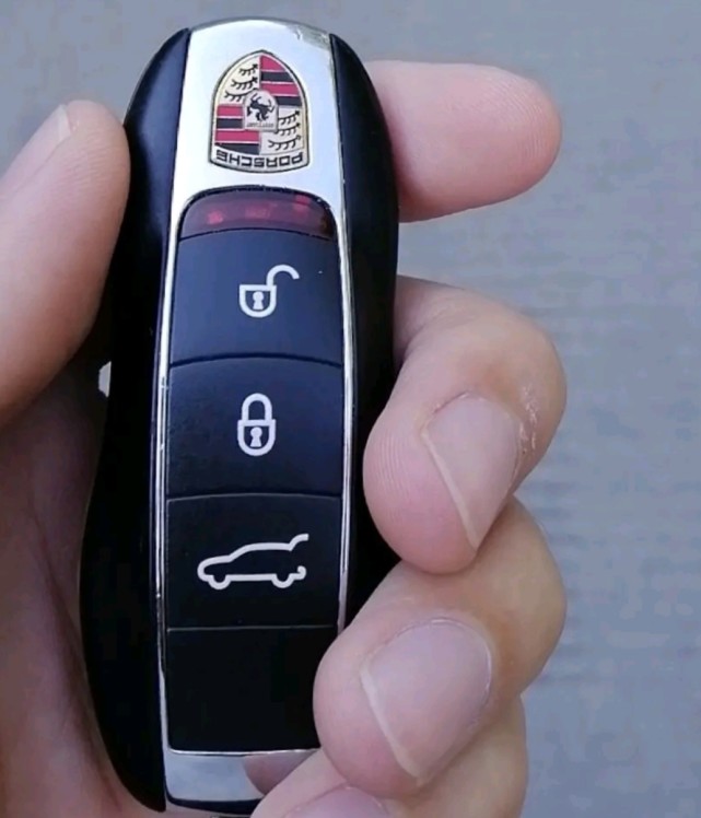 员工晒车钥匙自嘲上海月薪2万什么水平众人神回复让人笑出猪叫