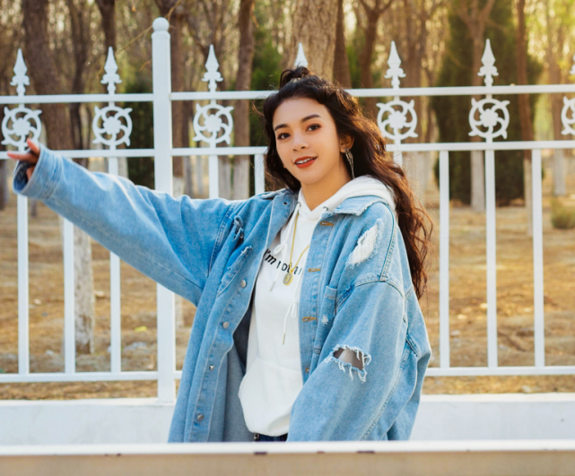 舆论又发酵肖战被扒讽过谈莉娜女方更博我们都要向前看