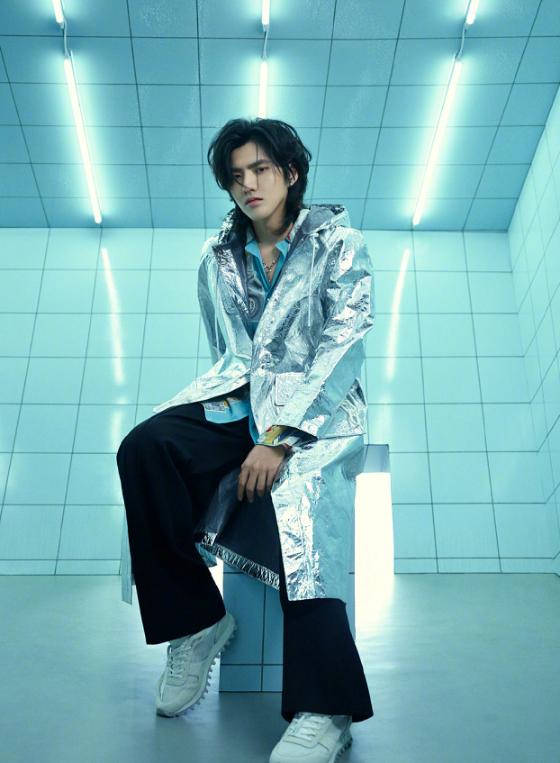 吴亦凡穿衣就爱另类,穿衬衫不扣前4颗纽扣,可惜缺乏身材管理