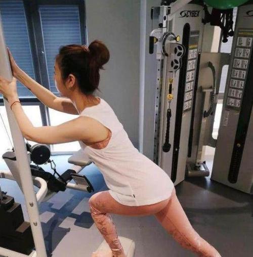 "你妈妈穿内裤出门",年轻妈妈接4岁儿子放学,孩子被同学取笑