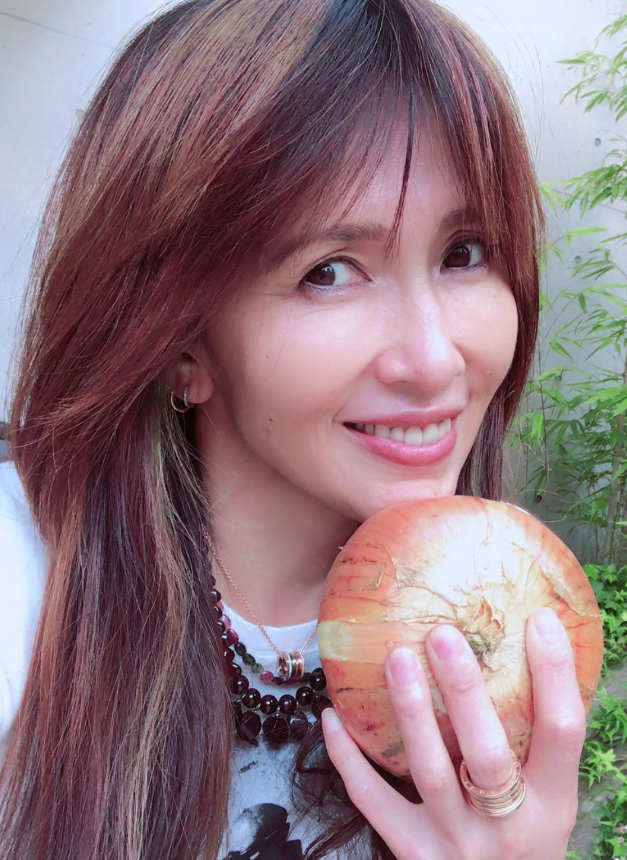 随着时间的流逝,工藤静香如今已经是没有了年轻时候的"神颜"魅力,因为