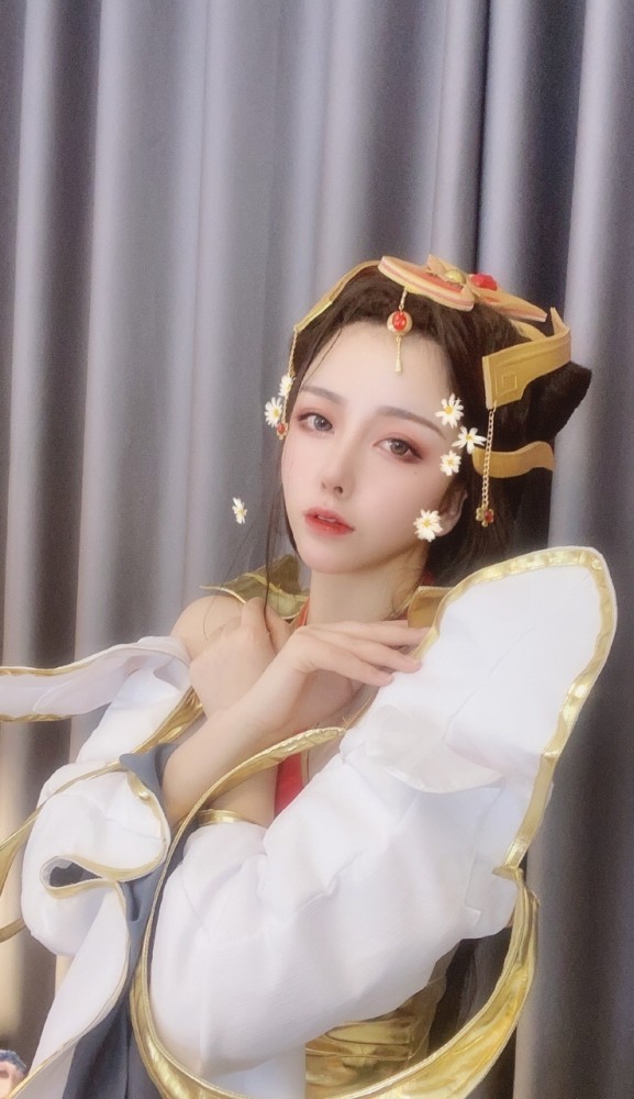 这样的女神cos莫邪,谁会不想成为干将呢?回眸一笑百媚生