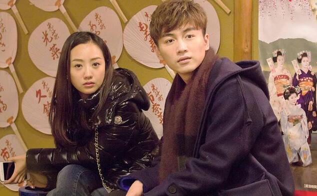 杨蓉在家与疑似男友用餐被偷拍隐私被曝光其经纪公司速发声明