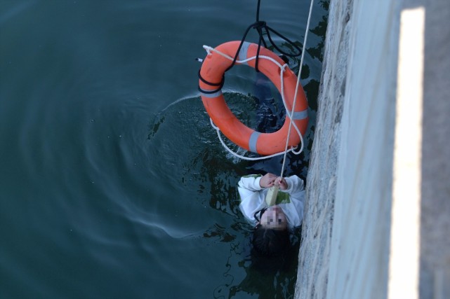 三家店水库边民警和消防队员紧急救援落水女子