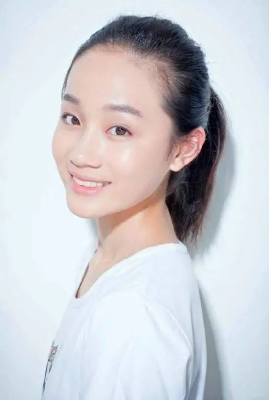 还记得《金陵十三钗》里的女学生书娟吗?她现在长这样