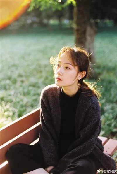 还记得《金陵十三钗》里的女学生书娟吗?她现在长这样