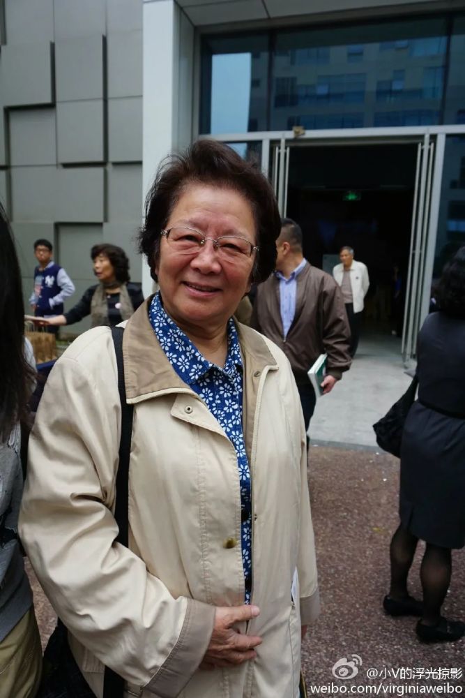 (中间是慕容婉儿,右边是舒适) 出身于演艺世家的舒蓉也自然而然的走