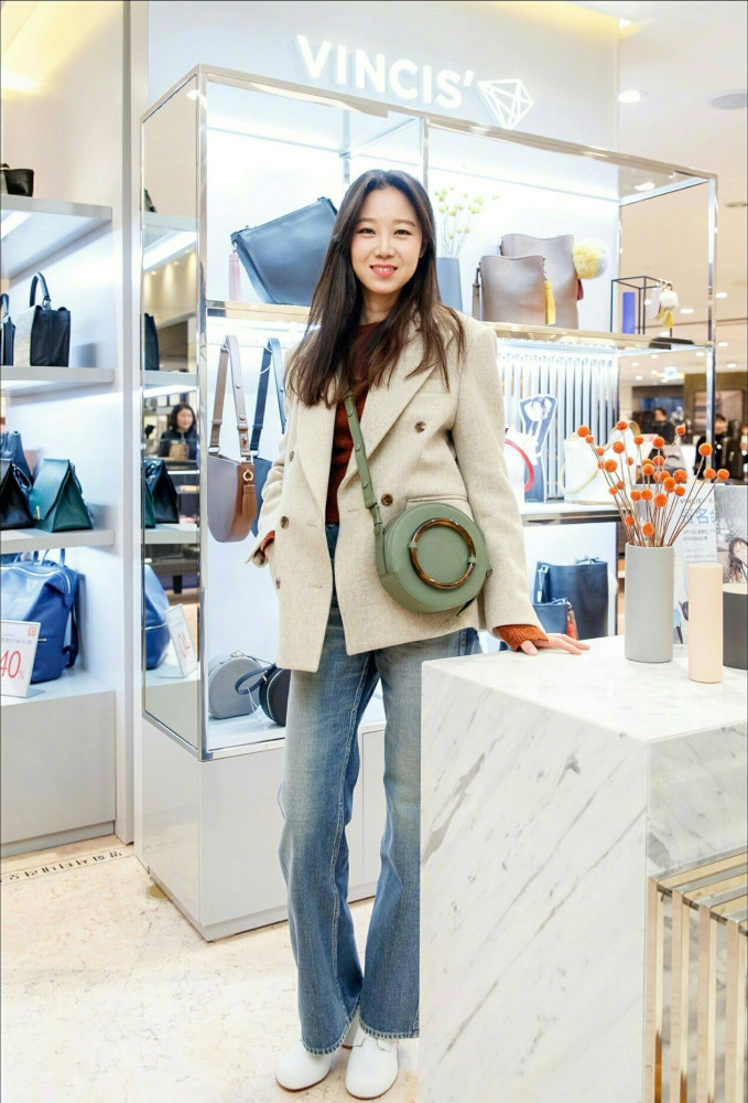 孔孝真佛系穿搭来袭靠温柔碎花征服春季女生都爱的风格