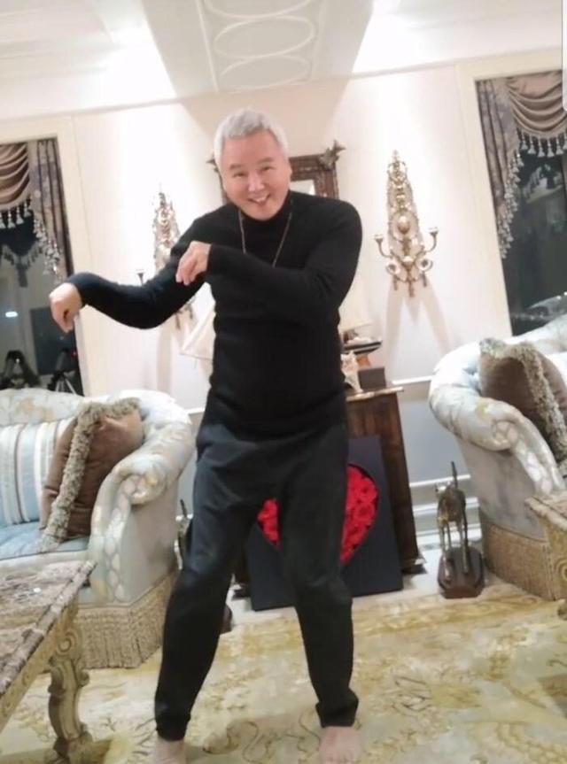 60岁林瑞阳与娇妻隔空跳舞头发发白跳舞好油腻张庭素颜超少女