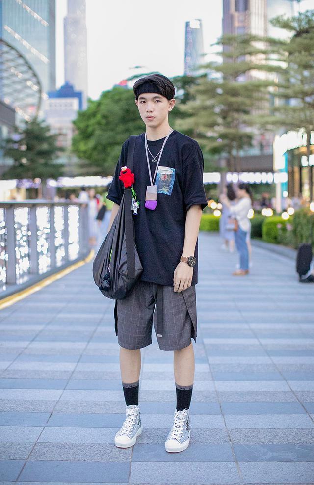 街头潮人时尚穿搭暗黑简洁风显神秘气质吊带印花短裙秀好身材