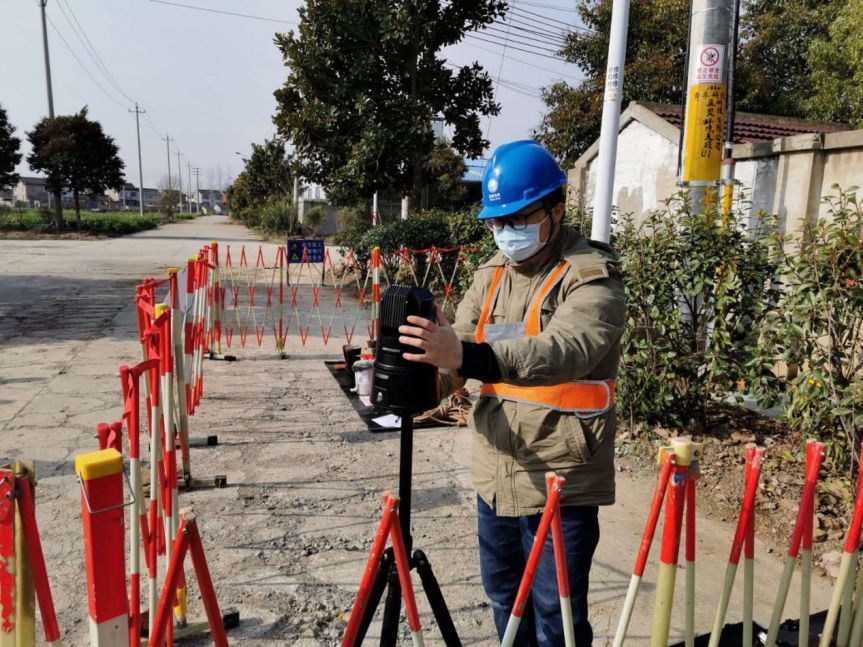 国网江苏南京供电公司复工现场工作负责人在现场架设布控球机.