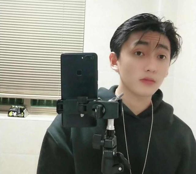 风某狼成功入驻虎牙,豪华赌约惊呆众人,寂然能否光脚打游戏!_腾讯新闻