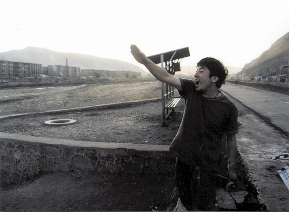 三峡好人里面出现的防疫人员透露电影拍摄时间是在2003年非典时期