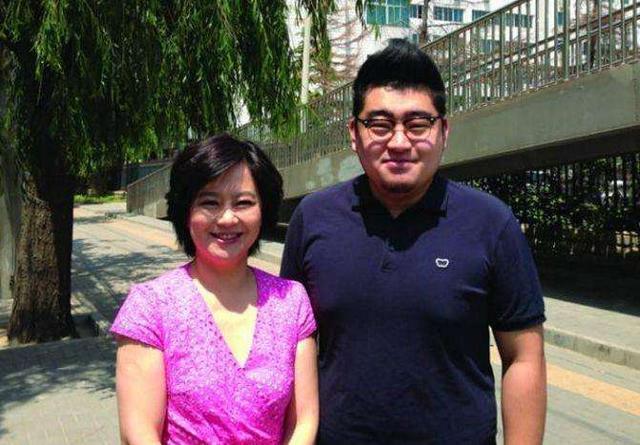 54岁鞠萍被嘲像大妈离婚后带儿子再婚如今生活幸福美满